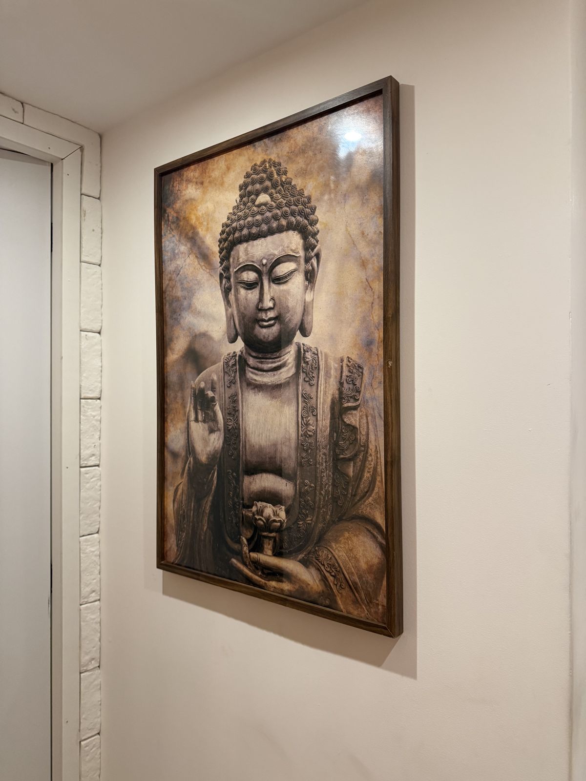Quadro de Buda em moldura de madeira na parede do corredor