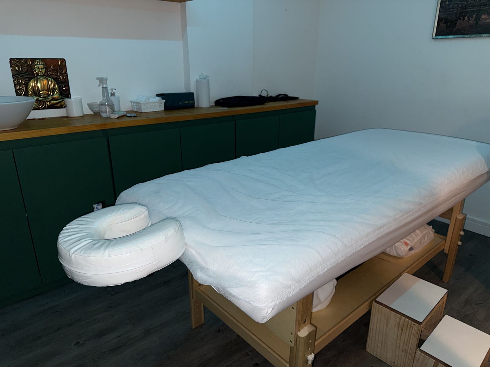 Sala de atendimento da Sense pronta para a sessão, com maca e decoração zen