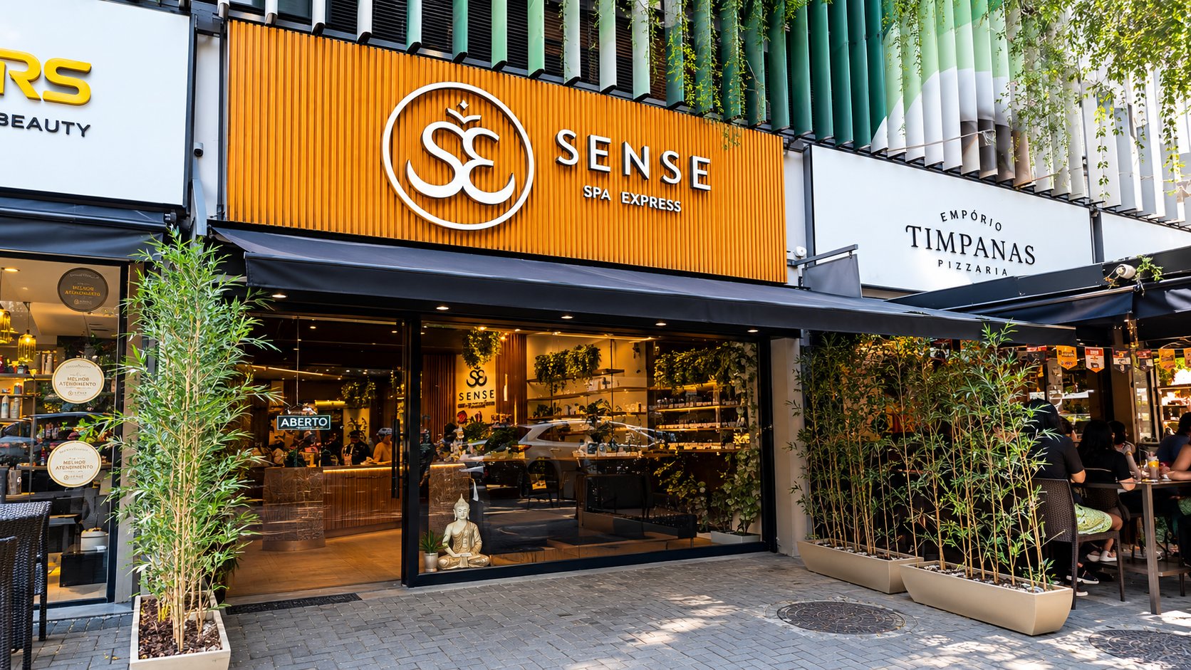 Fachada laranja da Sense Spa Express no Largo do Machado, com bambus na entrada